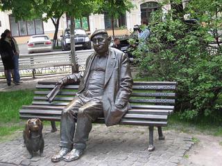 Памятник народному артисту Николаю Яковченко в Киеве фото