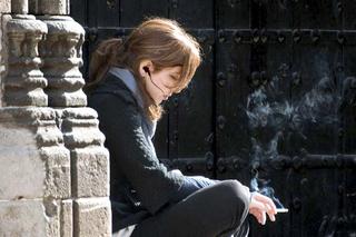 Курящая девушка фото