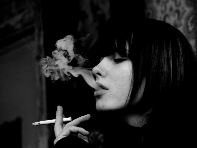 Девушка курит фото